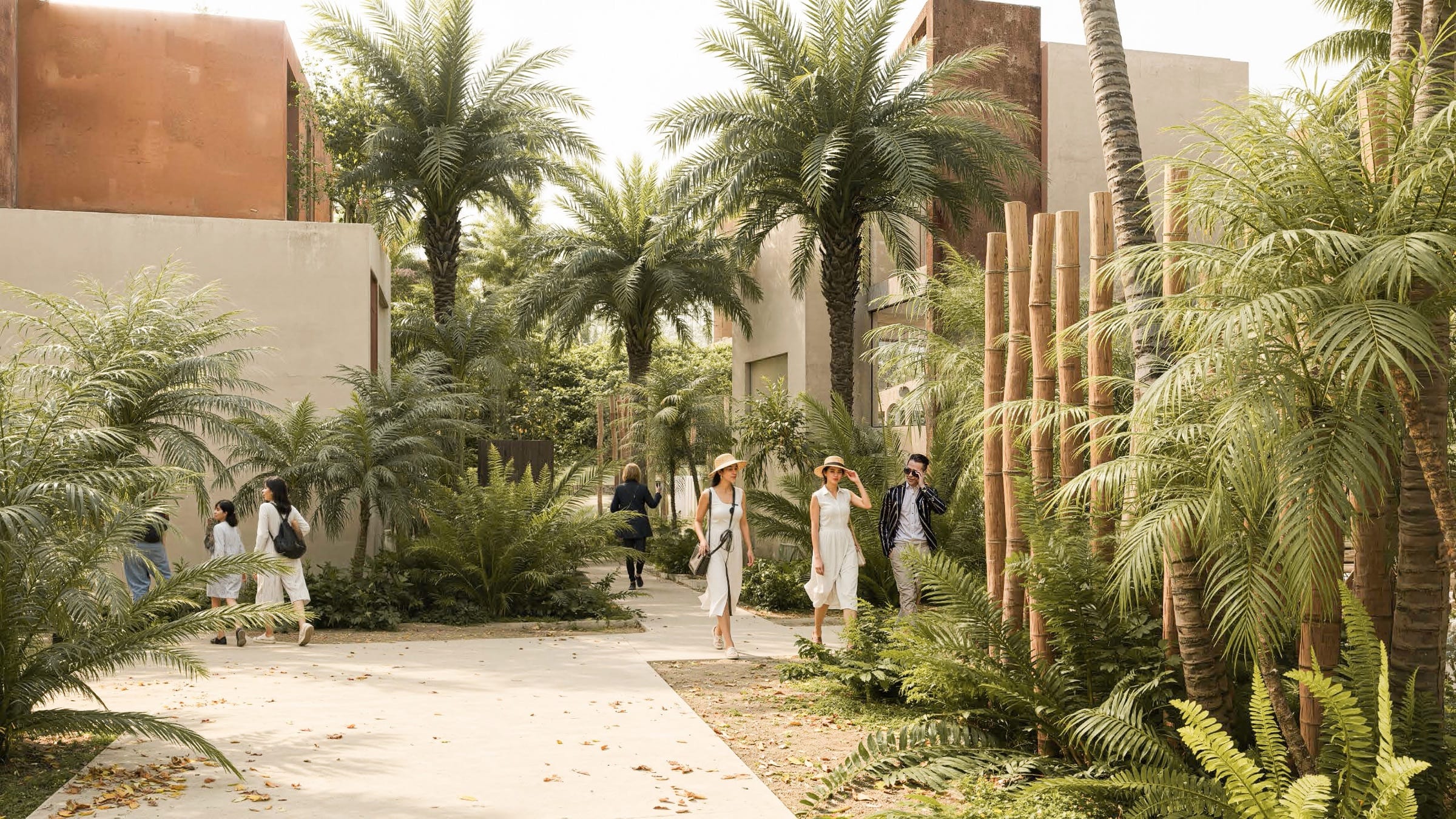 The planted promenade between the villas